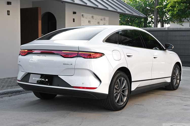 Được phát triển dựa trên nền tảng khung gầm e-platform 3.0, BYD Seal 6 sở hữu kích thước dài x rộng x cao lần lượt 4.720 x 1.860 x 1.495 mm, chiều dài cơ sở 2.820 mm và khoảng sáng gầm 165 mm. Tuy có kích thước như sedan hạng D nhưng xe lại được hãng định vị trong phân khúc sedan cỡ C, thấp hơn đàn anh Seal.