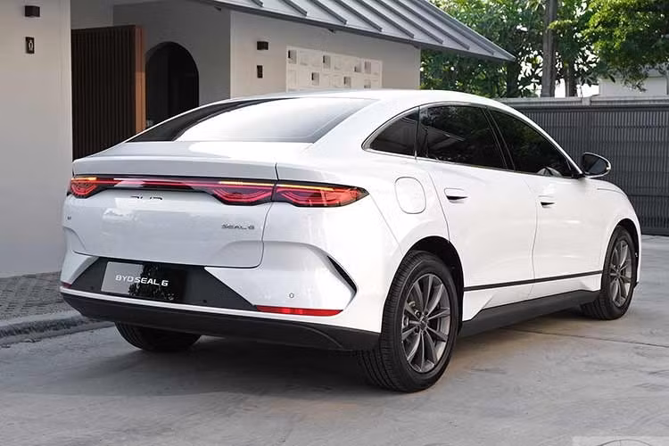 Được phát triển dựa trên nền tảng khung gầm e-platform 3.0, BYD Seal 6 sở hữu kích thước dài x rộng x cao lần lượt 4.720 x 1.860 x 1.495 mm, chiều dài cơ sở 2.820 mm và khoảng sáng gầm 165 mm. Tuy có kích thước như sedan hạng D nhưng xe lại được hãng định vị trong phân khúc sedan cỡ C, thấp hơn đàn anh Seal.