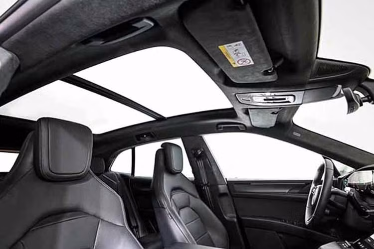 Một chi tiết đáng chú ý là phần đệm tay bọc da đặt trước màn hình, giúp thao tác cảm ứng chính xác hơn khi xe đang di chuyển. Bên dưới là khoang chứa đồ sâu, nối liền với bệ trung tâm có thể chứa chai lớn hoặc vật dụng cỡ lớn. Hành khách phía trước có màn hình riêng, hỗ trợ nhiều tính năng tương tự màn hình trung tâm nhưng tối ưu cho việc xem video, không gây xao nhãng người lái.