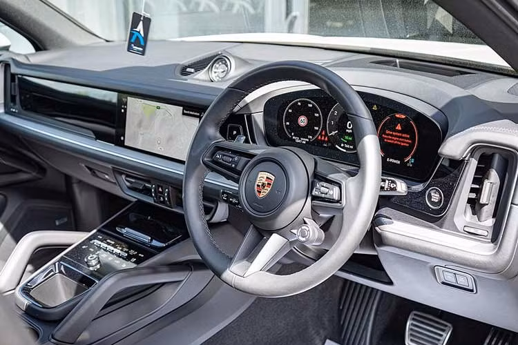 Phiên bản trưng bày chưa công bố chi tiết nội thất, tuy nhiên Porsche cho biết xe sẽ có bảng đồng hồ kỹ thuật số OLED 14,25 inch và màn hình trung tâm dạng cong. Ngoài ra, xe có tùy chọn màn hình 14,9 inch cho hành khách phía trước. Hãng vẫn duy trì các nút bấm vật lý nhằm đảm bảo trải nghiệm điều khiển trực quan.