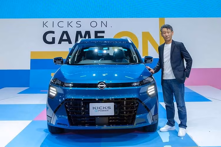 Tại triển lãm Ô tô Quốc tế Bangkok (BIMS) 2026 hiện đang diễn ra tại Thái Lan, hãng Nissan đã mang mẫu SUV cỡ nhỏ Kicks đời mới đến trưng bày và giới thiệu. Tại thị trường Thái Lan, Nissan Kicks 2026 có 3 phiên bản với giá niêm yết từ 839.000-929.000 Baht (khoảng 688-762 triệu đồng).