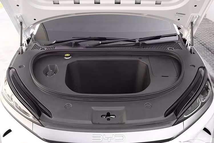 Trang bị an toàn của xe gồm có phanh đĩa trên cả 4 bánh, cảnh báo áp suất lốp; kiểm soát công suất động cơ khi đạp ga và phanh cùng lúc; ga tự động thích ứng; nhận diện biển báo giao thông; giới hạn tốc độ, phanh tự động, cảnh báo va chạm phía trước; cảnh báo chệch làn; hỗ trợ giữ làn; đèn pha tự động; hỗ trợ giữ làn khẩn cấp; 6 túi khí; camera 360 độ; và cảm biến đỗ xe trước/sau.