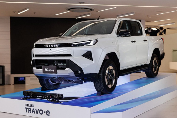 Travo-e vẫn được Toyota duy trì những đặc tính vốn là thế mạnh của Hilux như khả năng vận hành địa hình linh hoạt. Xe có hành trình bánh xe 500 mm, khả năng lội nước lên tới 700 mm và sức kéo đạt 1.600 kg. Đáng chú ý, hệ thống treo sau đã được chuyển sang dạng De Dion nhằm phù hợp với cấu hình mô-tơ điện phía sau, thay thế cho cầu cứng truyền thống.