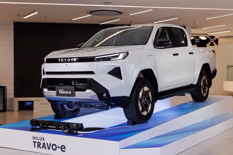 Travo-e vẫn được Toyota duy trì những đặc tính vốn là thế mạnh của Hilux như khả năng vận hành địa hình linh hoạt. Xe có hành trình bánh xe 500 mm, khả năng lội nước lên tới 700 mm và sức kéo đạt 1.600 kg. Đáng chú ý, hệ thống treo sau đã được chuyển sang dạng De Dion nhằm phù hợp với cấu hình mô-tơ điện phía sau, thay thế cho cầu cứng truyền thống.