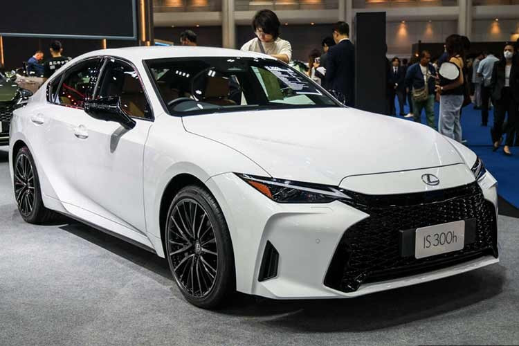 Tại triển lãm Ô tô Quốc tế Bangkok (BIMS) 2026, Lexus đã ra mắt bản nâng cấp của dòng sedan hạng sang IS với khách hàng Thái Lan. Tại thị trường này, xe có 2 phiên bản, bao gồm IS300h F Sport và IS300h Luxury. Trong đó, Lexus IS300h Luxury 2026 có giá bán từ 2,799 triệu Baht (khoảng 2,29 tỷ đồng).
