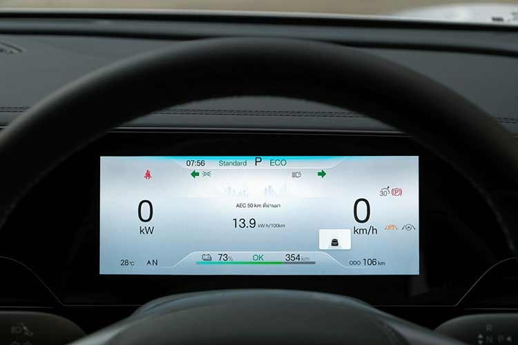 Ở bản cao cấp nhất, xe được bổ sung những trang bị như ghế lái chỉnh điện 8 hướng, ghế phụ trước chỉnh điện 4 hướng, ghế trước thông gió, đèn viền nội thất, sạc không dây 50 W, hệ thống âm thanh 8 loa, rèm che nắng chỉnh điện và cửa sổ trời toàn cảnh chỉnh điện.