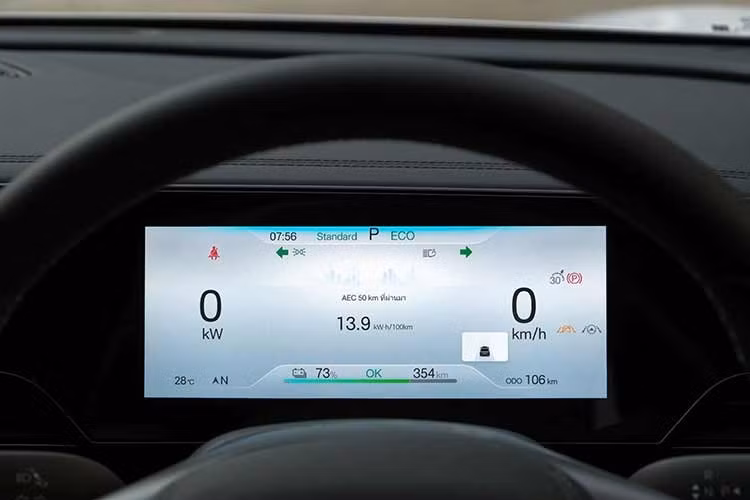 Ở bản cao cấp nhất, xe được bổ sung những trang bị như ghế lái chỉnh điện 8 hướng, ghế phụ trước chỉnh điện 4 hướng, ghế trước thông gió, đèn viền nội thất, sạc không dây 50 W, hệ thống âm thanh 8 loa, rèm che nắng chỉnh điện và cửa sổ trời toàn cảnh chỉnh điện.