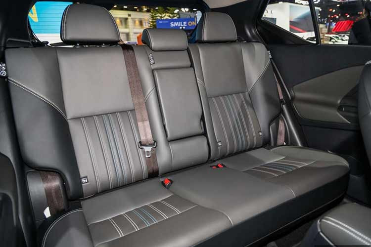 Ghế được bọc bằng vật liệu tổng hợp phản xạ nhiệt giúp duy trì sự thoải mái trong thời tiết nóng. Xe được trang bị ghế lái chỉnh điện 6 hướng, hàng ghế sau cải tiến với tựa lưng ngả tốt hơn, tựa đầu lớn và bệ tỳ tay trung tâm tích hợp hai khay để cốc. Gương chiếu hậu thông minh trong xe giúp người lái quan sát phía sau rõ ràng ngay cả khi bị che khuất. Khoang hành lý có dung tích 423 lít, đáp ứng nhu cầu chở đồ của người dùng.