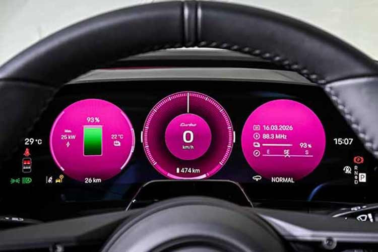 Cụm đồng hồ trung tâm sử dụng màn hình kỹ thuật số hoàn toàn, kết hợp các nút cảm ứng hai bên. Bên trái điều khiển hệ thống đèn, bên phải quản lý các chức năng như kiểm soát lực kéo, độ cứng giảm xóc, nâng hạ hệ thống treo khí nén và camera. Nút khởi động đặt bên trái vô-lăng, kích thước nhỏ và sử dụng vật liệu nhựa