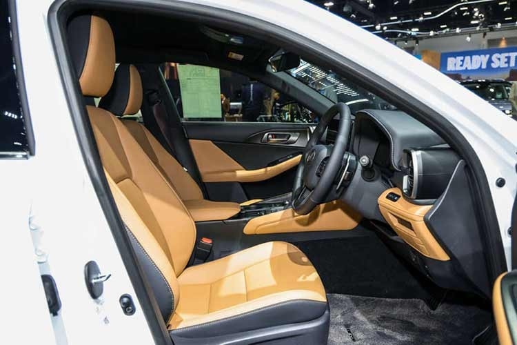 Hệ thống âm thanh Mark Levinson Surround 17 loa, đèn nội thất tùy chỉnh 50 màu, 14 chủ đề, sạc không dây, gương chiếu hậu không viền chống chói tự động, 4 cổng USB Type C và phanh điện tử nằm trên mặt táp-lô bên dưới nút bấm khởi động máy cũng là những trang bị mới của Lexus IS300h Luxury 2026.