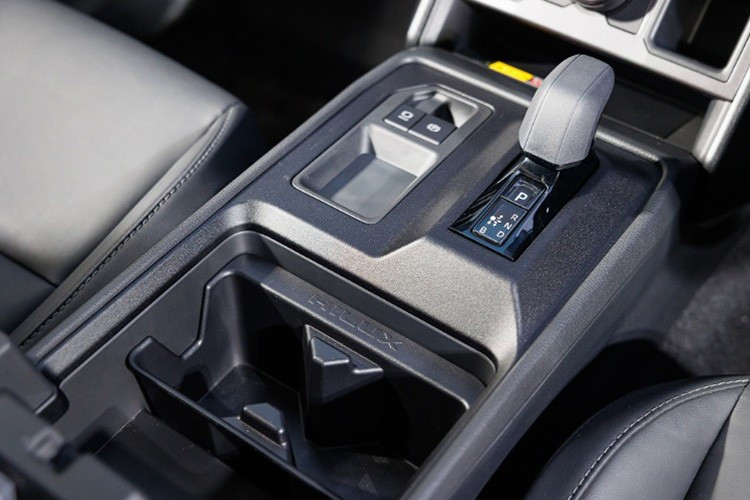 Các phiên bản dẫn động bốn bánh được trang bị tiêu chuẩn vi sai cầu sau khóa điện tử, tăng cường khả năng off-road. Toyota Hilux 2026 động cơ đốt trong tiếp tục được trang bị khối động cơ diesel 2.8L tăng áp quen thuộc, cho công suất 204 mã lực và mô-men xoắn 500 Nm. Động cơ này kết hợp với hộp số sàn hoặc tự động 6 cấp.