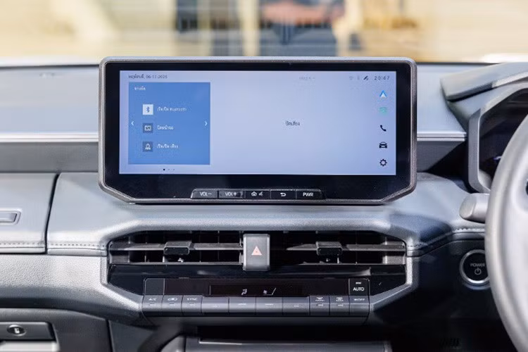 Trang bị an toàn và hỗ trợ lái trên Hilux Travo 2026 cũng được nâng cấp đáng kể. Hầu hết các phiên bản đều được trang bị phanh đĩa phía sau, trong khi hệ thống trợ lực lái điện xuất hiện trên các phiên bản cao, cho phép tích hợp gói Toyota Safety Sense 3.0 với các tính năng như kiểm soát hành trình thích ứng và hỗ trợ giữ làn đường.