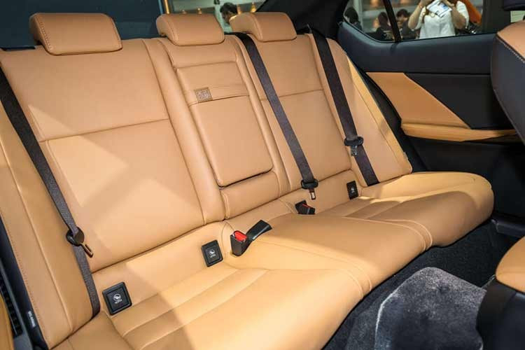 Ngoài ra, Lexus còn tinh chỉnh tỷ số truyền của vô lăng trợ lực điện và tăng kích thước cột lái của mẫu xe này. Thêm vào đó là bổ sung vật liệu cách âm tại hốc bánh và tấm ốp gầm, giúp giảm tiếng ồn lọt vào khoang lái tốt hơn. Độ giảm chấn của giảm xóc và độ cứng lò xo trước/sau cũng đã được điều chỉnh.