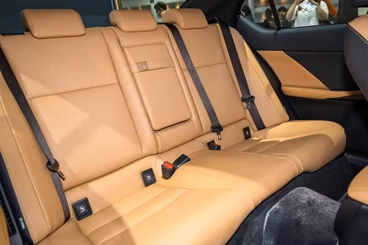 Ngoài ra, Lexus còn tinh chỉnh tỷ số truyền của vô lăng trợ lực điện và tăng kích thước cột lái của mẫu xe này. Thêm vào đó là bổ sung vật liệu cách âm tại hốc bánh và tấm ốp gầm, giúp giảm tiếng ồn lọt vào khoang lái tốt hơn. Độ giảm chấn của giảm xóc và độ cứng lò xo trước/sau cũng đã được điều chỉnh.