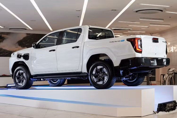 Trong khi đó, phiên bản Travo-e đánh dấu bước tiến mới khi sử dụng hệ dẫn động điện hai mô-tơ, cho tổng công suất 196 mã lực. Xe được trang bị pin dung lượng 59,2 kWh, cho phạm vi hoạt động khoảng 240 km theo tiêu chuẩn WLTP. Hệ thống sạc hỗ trợ công suất tối đa 125 kW đối với sạc nhanh DC và 11 kW đối với sạc AC.