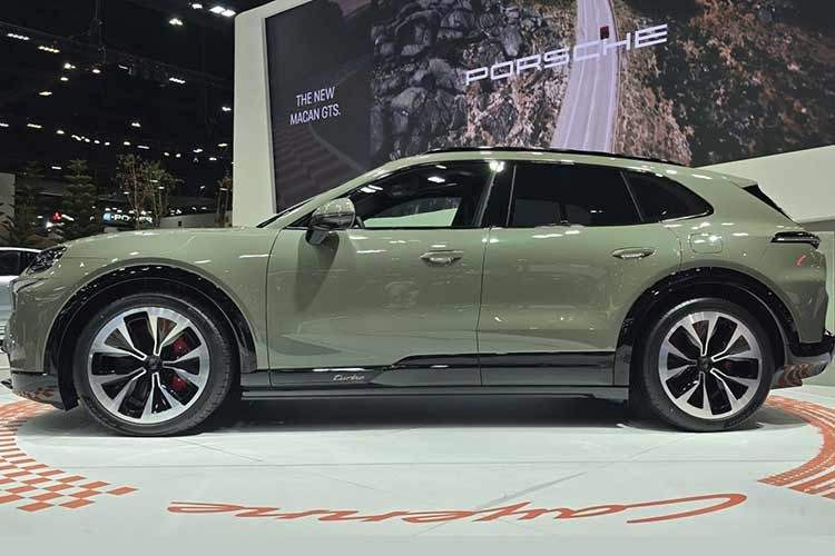 Xe được phân phối với hai phiên bản, trong đó bản Turbo cao cấp có giá khoảng 109.000 USD (tương đương khoảng 2,85 tỷ đồng). Theo hãng, Cayenne Electric không phải là phiên bản chuyển đổi từ bản chạy xăng mà được phát triển trên một nền tảng khung gầm mới.