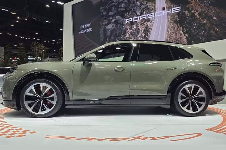 Xe được phân phối với hai phiên bản, trong đó bản Turbo cao cấp có giá khoảng 109.000 USD (tương đương khoảng 2,85 tỷ đồng). Theo hãng, Cayenne Electric không phải là phiên bản chuyển đổi từ bản chạy xăng mà được phát triển trên một nền tảng khung gầm mới.