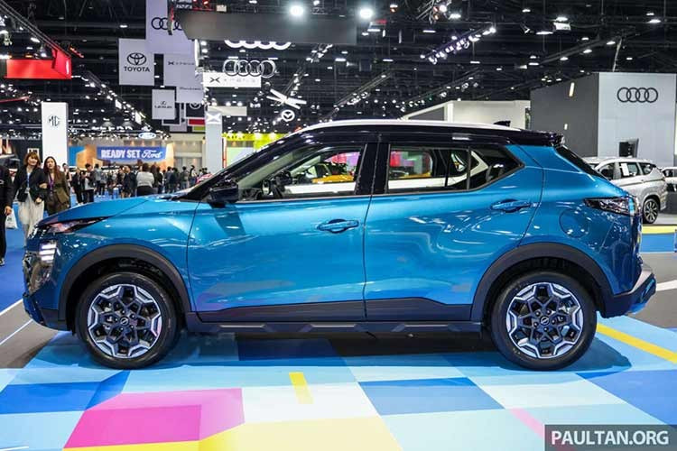 Thiết kế phần đầu xe nổi bật với lưới tản nhiệt V-Motion đặc trưng của Nissan, được thể hiện theo phong cách 3 chiều ấn tượng. Cụm đèn pha mới có thiết kế mảnh hơn, tăng hiệu quả chiếu sáng, đồng thời kết hợp với dải đèn LED định vị ban ngày dạng mũi tên tách thành ba đoạn, tạo diện mạo hiện đại.