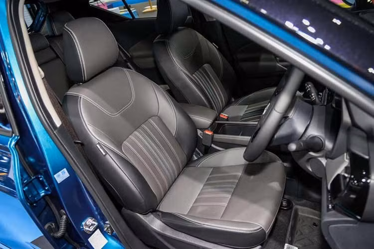 Hệ thống thông tin giải trí NissanConnect của xe hỗ trợ kết nối không dây với Apple CarPlay và Android Auto, đồng thời có thể kết nối qua USB hoặc Bluetooth. Người lái có thể dễ dàng sử dụng các ứng dụng, nghe nhạc và hệ thống dẫn đường trong suốt hành trình, cùng với sạc không dây tiện lợi. Ghế ngồi không trọng lực được thiết kế công thái học giúp giảm mệt mỏi cho người ngồi khi di chuyển đường dài hoặc trong điều kiện giao thông đông đúc.