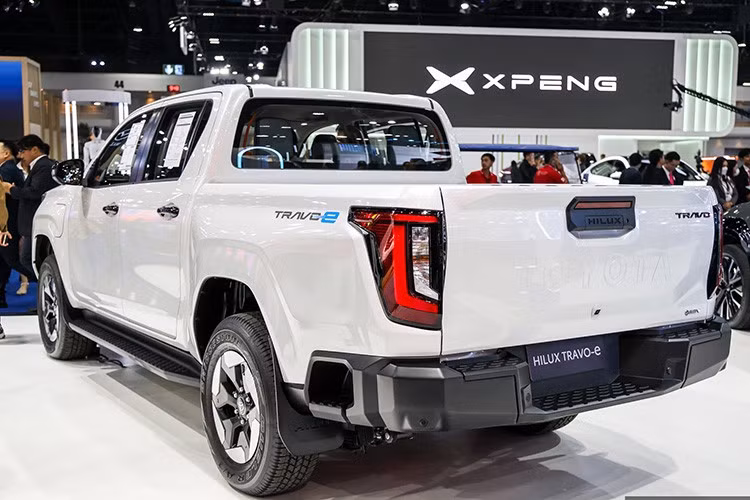 Tại Thái Lan, Hilux Travo 2026 được phân phối với nhiều cấu hình đa dạng, từ cabin đơn, cabin mở rộng cho đến cabin đôi, đi kèm các tùy chọn dẫn động cầu sau hoặc hai cầu. Mức giá khởi điểm từ khoảng 767.000 Baht (624 triệu đồng) và có thể lên tới 1,491 triệu Baht (khoảng 1,2 tỷ đồng) đối với phiên bản thuần điện Travo-e.