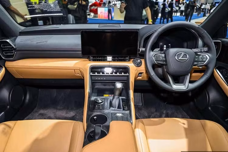 Tương tự ngoại thất, nội thất của Lexus IS300h Luxury 2026 cũng chỉ được cải tiến nhẹ về mặt thiết kế với vật liệu trang trí Forge Bamboo mới. Bên cạnh đó là hàng loạt trang bị mới được bổ sung cho mẫu sedan hạng sang này.