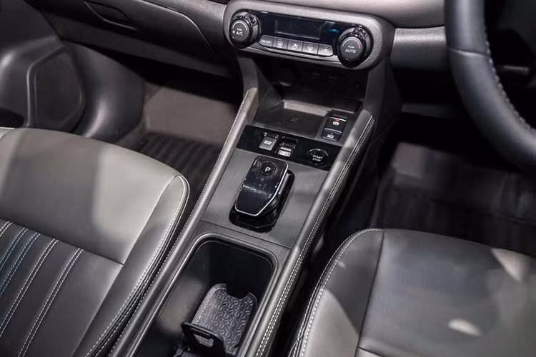 Trang bị mới tiếp theo của mẫu SUV cỡ B này là hệ thống trợ lái thông minh ProPILOT, kết hợp với gói an toàn chủ động Nissan 360 Safety Shield. Đây là lần đầu tiên ProPILOT xuất hiện tại Thái Lan, hoạt động dựa trên sự kết hợp giữa hệ thống kiểm soát hành trình thông minh giúp duy trì tốc độ cũng như khoảng cách với xe phía trước, cùng hệ thống Dừng/Đi, hỗ trợ giữ làn đường, cảnh báo và hỗ trợ đưa xe trở lại làn đường khi xe có xu hướng lệch làn.