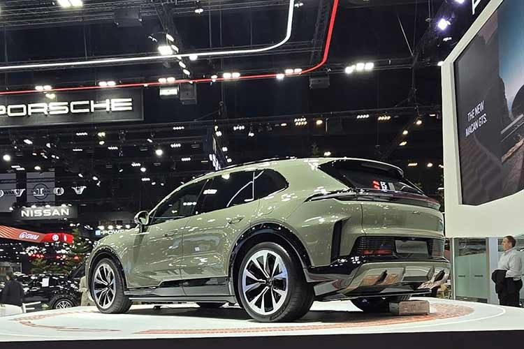 Thiết kế tổng thể của Porsche Cayenne Electric 2026 vẫn giữ phong cách đặc trưng của dòng Cayenne với các đường nét bo tròn. Phần đầu nổi bật với cụm đèn Matrix LED thiết kế mảnh, tích hợp nhiều chức năng. Thân xe giữ kiểu dáng SUV quen thuộc của Porsche với cửa sổ thấp, vòm bánh xe lớn và mái dốc nhẹ.