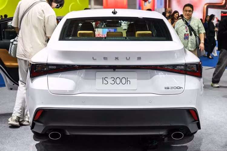 Nhờ hệ truyền động hybrid, xe chỉ tiêu thụ lượng nhiên liệu 18,52 km/lít (khoảng 5,39 lít/100 km) trên đường hỗn hợp. Ngoài ra, xe còn tăng tốc từ 0-100 km/h trong 8,7 giây và đạt tốc độ tối đa 185 km/h.