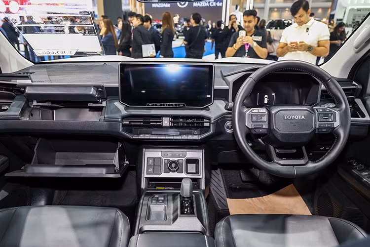 Đáng chú ý, Toyota đã thực hiện nhiều cải tiến cơ khí trên Hilux Travo thông qua gói nâng cấp mang tên Dynamic Cloud. Những thay đổi này giúp gia tăng độ cứng thân xe, cải thiện độ êm ái của hệ thống treo và giảm rung động trong quá trình vận hành. Việc nâng cấp trục lái cũng góp phần mang lại cảm giác điều khiển chính xác và linh hoạt hơn.