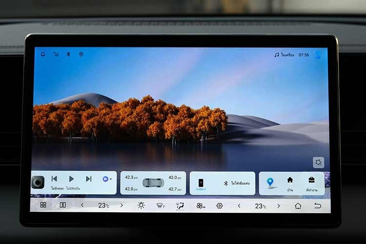 Xe còn có màn hình cảm ứng trung tâm 12,8 inch, hỗ trợ kết nối Apple CarPlay/Android Auto, điều hòa tự động hai vùng độc lập, cửa gió cho hàng ghế sau, lọc bụi PM 2.5, phanh tay điện tử kèm Auto Hold, cổng USB Type A/Type C, điều khiển bằng giọng nói tiếng Thái/tiếng Anh, hệ thống âm thanh 6 loa, chìa khóa thông minh và khởi động nút bấm.