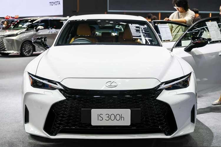 Hiện chưa rõ phiên bản nâng cấp của mẫu sedan hạng sang Lexus IS 2026 có quay trở lại thị trường Việt Nam hay không. Trước đó, mẫu xe này đã lặng lẽ biến mất khỏi danh mục sản phẩm của Lexus Việt Nam từ giữa năm 2024.