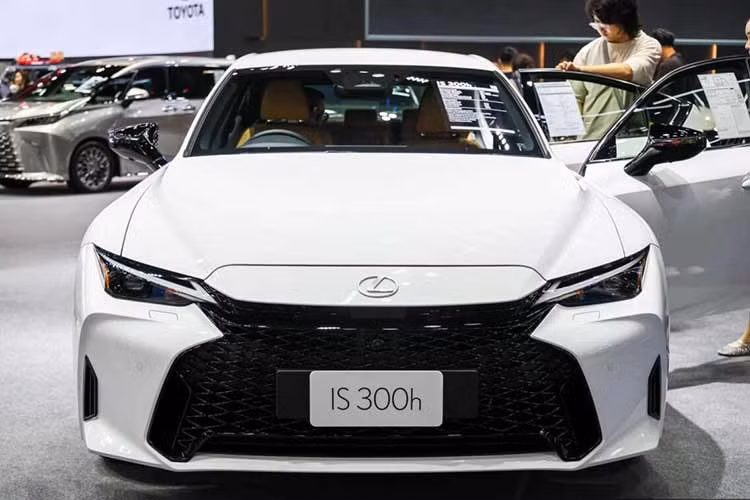 Hiện chưa rõ phiên bản nâng cấp của mẫu sedan hạng sang Lexus IS 2026 có quay trở lại thị trường Việt Nam hay không. Trước đó, mẫu xe này đã lặng lẽ biến mất khỏi danh mục sản phẩm của Lexus Việt Nam từ giữa năm 2024.