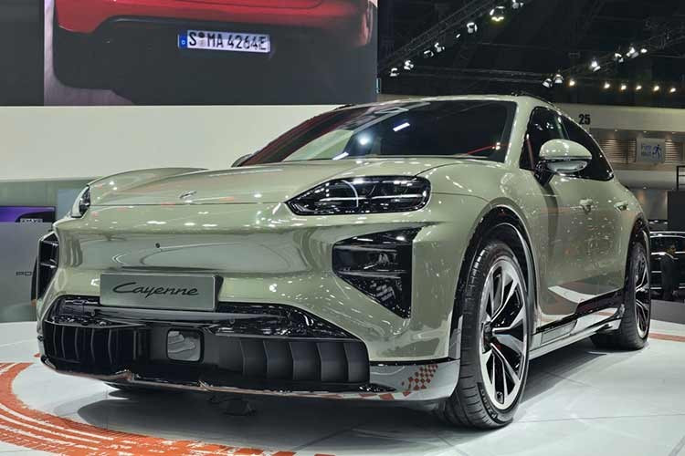 Tại Triển lãm Ô tô Bangkok 2026, Porsche lựa chọn Cayenne Electric làm mẫu xe nổi bật tại gian hàng, thay vì các dòng xe thể thao quen thuộc. Mẫu SUV thuần điện này từng được giới thiệu toàn cầu vào tháng 11/2025 và nay chính thức xuất hiện tại khu vực Đông Nam Á.