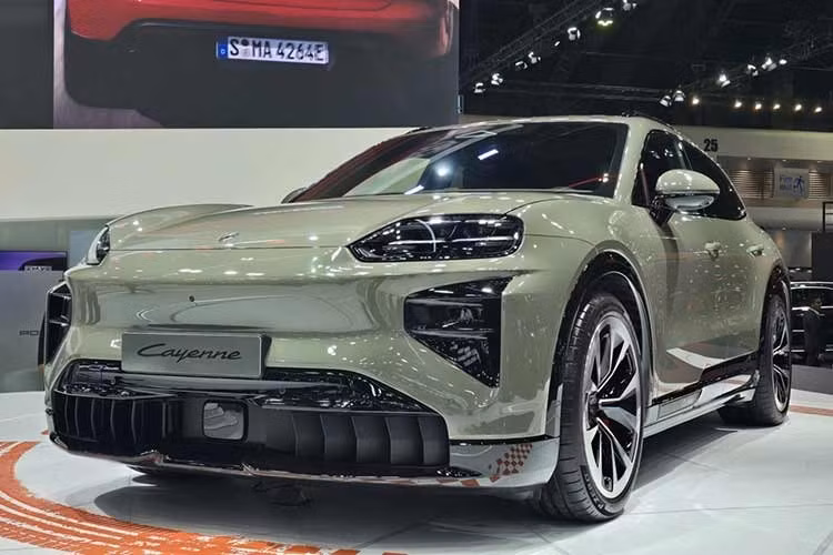 Tại Triển lãm Ô tô Bangkok 2026, Porsche lựa chọn Cayenne Electric làm mẫu xe nổi bật tại gian hàng, thay vì các dòng xe thể thao quen thuộc. Mẫu SUV thuần điện này từng được giới thiệu toàn cầu vào tháng 11/2025 và nay chính thức xuất hiện tại khu vực Đông Nam Á.