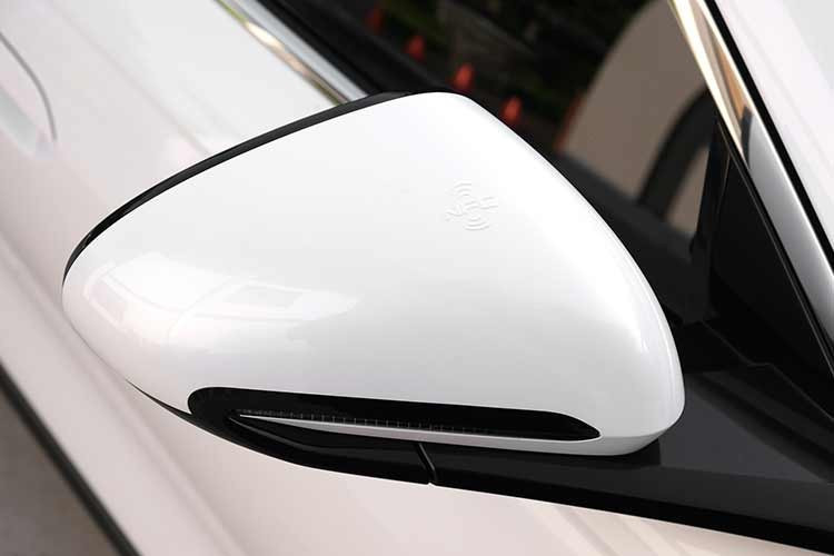 Ở bản tiêu chuẩn, xe có những trang bị ngoại thất đáng chú ý như đèn pha LED bật/tắt tự động, dải đèn LED định vị ban ngày, đèn hậu LED, chức năng đèn chờ dẫn đường, gạt mưa tự động, gương chiếu hậu chỉnh/gập điện và mâm hợp kim 17 inch, đi kèm lốp 225/55 R17. Tiến lên bản Premium cao cấp nhất, xe sẽ dùng mâm 18 inch đồng thời có thêm đèn chiếu xuống mặt đường.