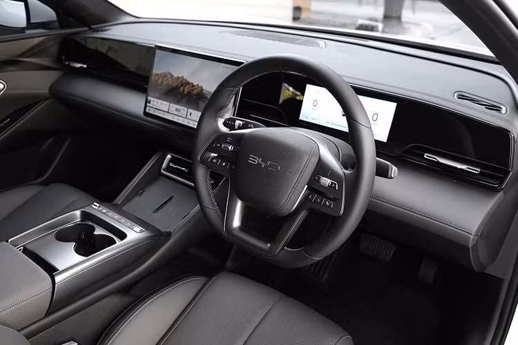 Tương tự ngoại thất, nội thất của BYD Seal 6 cũng mang phong cách đơn giản. Tại đây, xe có những trang bị tiêu chuẩn như vô lăng bọc da, tích hợp phím chức năng, ghế bọc da tổng hợp, ghế lái chỉnh điện 6 hướng, ghế phụ lái chỉnh cơ 4 hướng, hàng ghế sau ghế sau gập 60:40, bảng đồng hồ kỹ thuật số 8,8 inch...