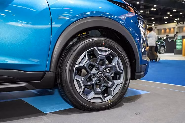 Nissan Kicks 2026 sử dụng bộ mâm hợp kim 17 inch đi kèm lốp Bridgestone Ecopia, cùng một số chi tiết mang tính nhận diện như nóc xe dạng floating roof và ăng-ten vây cá giúp xe mang phong cách thể thao và cá tính hơn. Xe có các màu sắc như xanh Electric Cyan, xám Gray Sky Pearl, trắng Storm White, đỏ Radiant Red, xám Gun Metallic và đen Black Star.