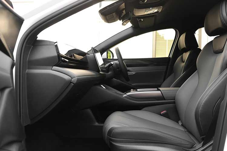 Cũng như trang bị tiện nghi, động cơ của BYD Seal 6 sẽ thay đổi theo phiên bản. Trong đó, bản Dynamic tiêu chuẩn dùng mô-tơ điện có công suất tối đa 129 mã lực và mô-men xoắn cực đại 220 Nm. Ở bản Premium, xe được trang bị mô-tơ điện có công suất tối đa 218 mã lực và mô-men xoắn cực đại 330 Nm. Tốc độ tối đa của 2 bản lần lượt là 160 km/h và 180 km/h.