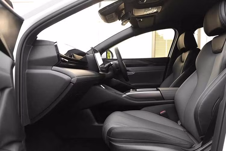 Cũng như trang bị tiện nghi, động cơ của BYD Seal 6 sẽ thay đổi theo phiên bản. Trong đó, bản Dynamic tiêu chuẩn dùng mô-tơ điện có công suất tối đa 129 mã lực và mô-men xoắn cực đại 220 Nm. Ở bản Premium, xe được trang bị mô-tơ điện có công suất tối đa 218 mã lực và mô-men xoắn cực đại 330 Nm. Tốc độ tối đa của 2 bản lần lượt là 160 km/h và 180 km/h.