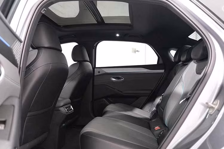 Dù ở bản nào, xe cũng đi kèm pin LFP dung lượng 56,64 kWh, cung cấp phạm vi di chuyển 485 km theo tiêu chuẩn NEDC. Xe hỗ trợ cả sạc chậm AC 7 kW và sạc nhanh DC 100 kW. Bên cạnh đó là tính năng cấp điện cho thiết bị bên ngoài V2L, hệ thống phanh tái tạo năng lượng, hệ thống treo trước McPherson và hệ thống treo sau đa liên kết.