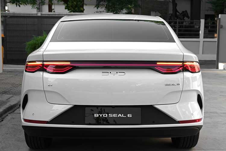 Tại Thái Lan, BYD Seal 6 2026 chạy điện có 2 phiên bản là Dynamic và Premium với giá từ 899.900-949.900 Baht (khoảng 738-779 triệu đồng), đắt hơn xe ở Malaysia. Xe được nhập khẩu nguyên chiếc từ Trung Quốc vào Thái Lan.