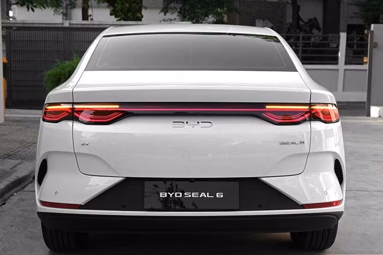 Tại Thái Lan, BYD Seal 6 2026 chạy điện có 2 phiên bản là Dynamic và Premium với giá từ 899.900-949.900 Baht (khoảng 738-779 triệu đồng), đắt hơn xe ở Malaysia. Xe được nhập khẩu nguyên chiếc từ Trung Quốc vào Thái Lan.