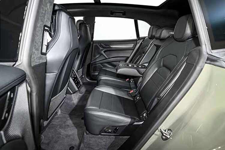 Hàng ghế sau giữ không gian rộng rãi, có thể điều chỉnh điện, tích hợp sưởi và thông gió tùy phiên bản. Xe cũng có rèm che nắng và hệ thống điều hòa riêng cho hàng ghế sau. Mái kính cho phép điều chỉnh độ trong suốt và có thể mở nghiêng.