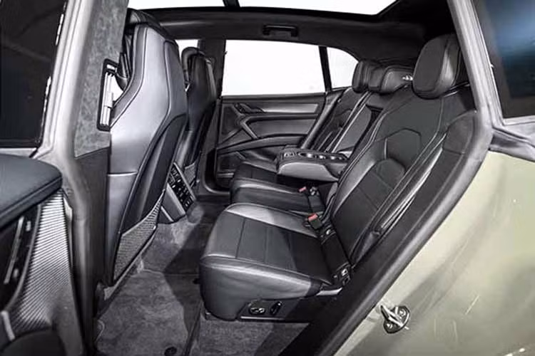Hàng ghế sau giữ không gian rộng rãi, có thể điều chỉnh điện, tích hợp sưởi và thông gió tùy phiên bản. Xe cũng có rèm che nắng và hệ thống điều hòa riêng cho hàng ghế sau. Mái kính cho phép điều chỉnh độ trong suốt và có thể mở nghiêng.