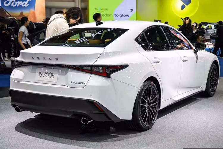 Theo đó, xe đã được nâng cấp ở lưới tản nhiệt, đèn pha và cản trước/sau. Ngoài ra, mẫu xe sedan dạng sang nỳ sở hữu logo chữ L của hãng trên cửa cốp sau đã được thay bằng dòng chữ "Lexus". Hệ thống gạt mưa tự động cũng đã được trang bị trên phiên bản mới.