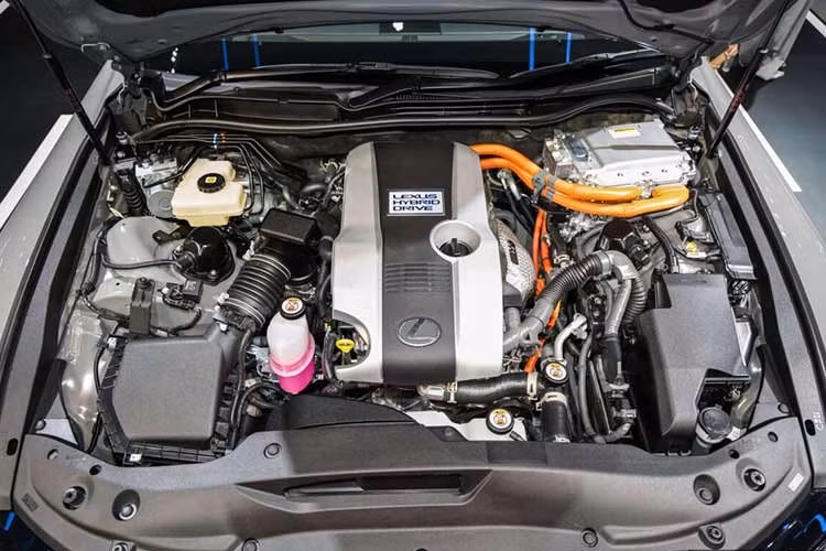 Đáng tiếc là động cơ của Lexus IS300h Luxury 2026 tại Thái Lan không có gì thay đổi. Xe vẫn dùng hệ truyền động hybrid, kết hợp máy xăng 2AR-FSE HEV 4 xi-lanh, dung tích 2.5L, công suất tối đa 223 mã lực với mô-tơ điện.