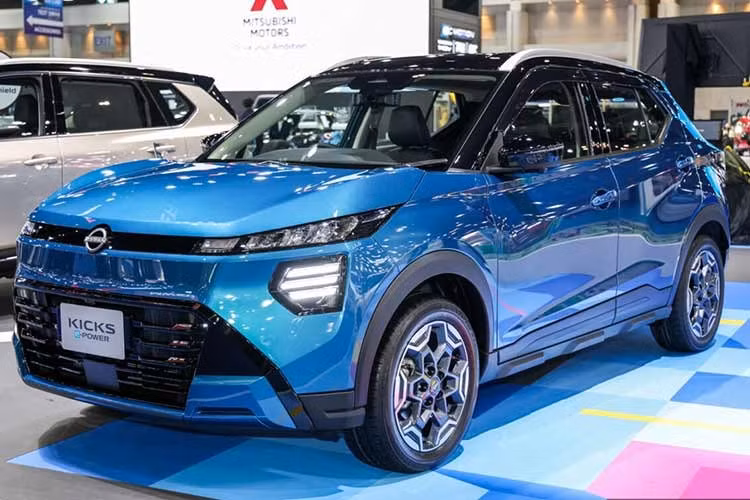 Nissan Kicks 2026 dành cho thị trường Thái Lan vốn không phải là thế hệ mới như xe đang bán tại Mỹ. Thay vào đó, đây chỉ là phiên bản nâng cấp giữa vòng đời và sở hữu thiết kế giống hệt với Nissan Kait dành cho thị trường Brazil. Ở phiên bản 2026, Nissan Kicks đã được cải tiến đáng kể về thiết kế ngoại thất.