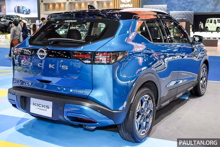 Nắp ca-pô cao và rộng giúp tăng vẻ bề thế trong khi cản trước và ốp cua lốp được thiết kế hầm hố hơn. Phần đuôi xe sử dụng các đường nét đơn giản và hiện đại. Trong đó, cụm đèn hậu hình lục giác đặc trưng của Nissan giúp tăng khả năng nhận diện cho mẫu SUV cỡ B này.