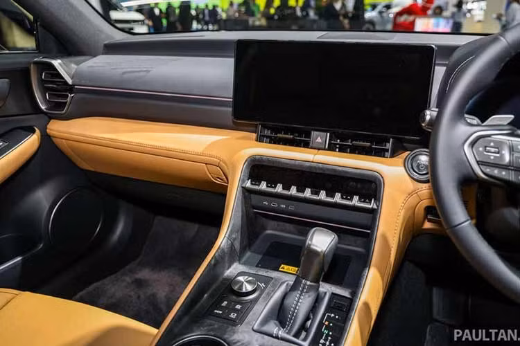 Thay đổi tiếp theo của xe nằm ở hệ thống an toàn chủ động Lexus Safety System +3.0 (LSS+3.0). Hệ thống này gồm có tính năng ga tự động thích ứng đến khi dừng hẳn, phòng ngừa va chạm sớm và hỗ trợ bám làn đường. Camera toàn cảnh 360 độ cũng được trang bị thêm cho xe.