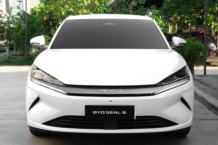 Tại thị trường Thái Lan, mẫu xe sedan BYD Seal 6 2026 sẽ có 5 lựa chọn màu sắc gồm trắng, xám, xanh, kem và đen. Sẽ không bất ngờ nếu mẫu xe này cũng được bán ở thị trường Việt Nam trong tương lai.